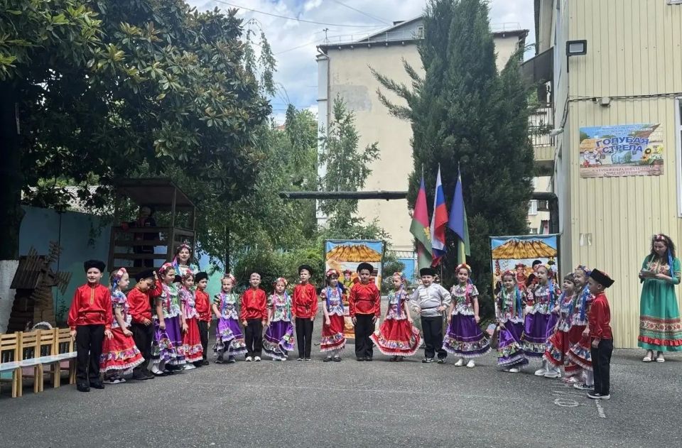 В детском саду № 31 «Голубая стрела» города Туапсе большое событие: пятнадцатый, юбилейный выпуск Черноморских казачат в школу В детском саду № 31 «Голубая стрела» города Туапсе большое событие: пятнадцатый, юбилейный выпуск Черноморских казачат в школу