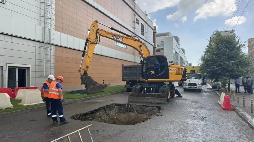 Движение машин временно ограничили из-за провала грунта в центре Краснодара Движение машин временно ограничили из-за провала грунта в центре Краснодара