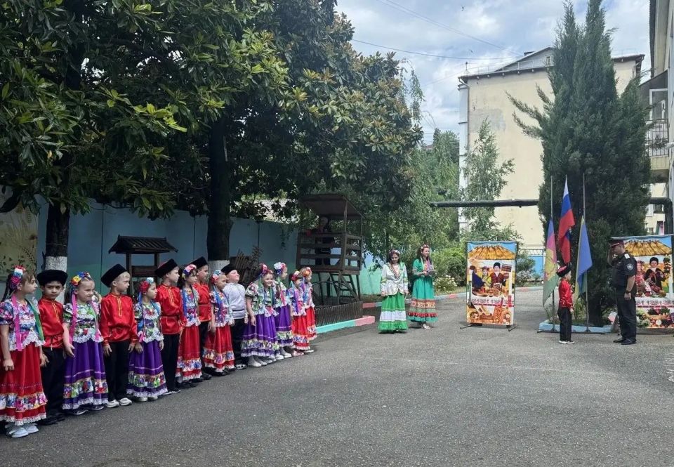 В детском саду № 31 «Голубая стрела» города Туапсе большое событие: пятнадцатый, юбилейный выпуск Черноморских казачат в школу В детском саду № 31 «Голубая стрела» города Туапсе большое событие: пятнадцатый, юбилейный выпуск Черноморских казачат в школу