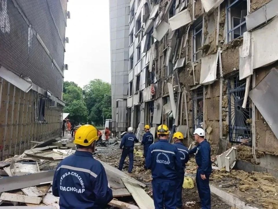 Спасатели убирают опасные конструкции на месте атаки БПЛА в Краснодаре Спасатели убирают опасные конструкции на месте атаки БПЛА в Краснодаре