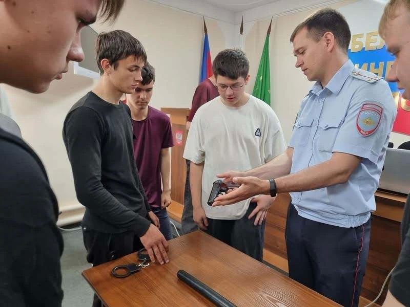 «Один день с полицией России» провели студенты на базе Белореченского ЛОП «Один день с полицией России» провели студенты на базе Белореченского ЛОП