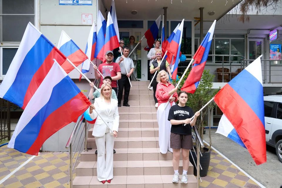 Советы ТОС Сочи и предприятия курорта присоединились ко Всероссийской акции «Флаги России»