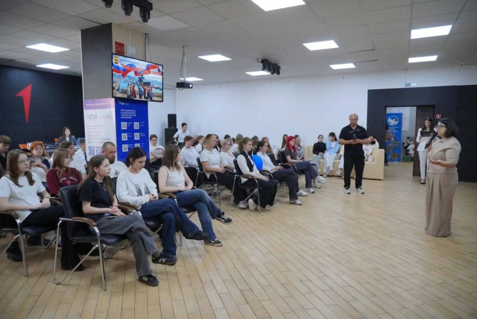 Молодёжный центр Новороссийска накануне Дня России стал площадкой для проведения фестиваля «Твой голос – твоя страна» Молодёжный центр Новороссийска накануне Дня России стал площадкой для проведения фестиваля «Твой голос – твоя страна»