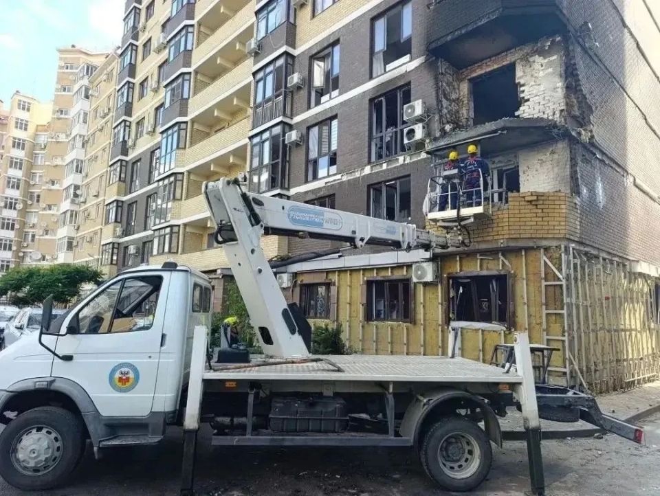 В Краснодаре ликвидируют последствия атаки БПЛА В Краснодаре ликвидируют последствия атаки БПЛА