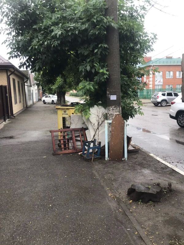 Сегодня с самого утра рабочие ООО «Экотранс» ведут работы по уборке приконтейнерных территорий и стихийных свалок по ул. Энгельса, 54, ул. Мира, 173, 200, на пересечении улиц Харьковская и Свердлова, ул. Свердлова, 119, 129... Сегодня с самого утра рабочие ООО «Экотранс» ведут работы по уборке приконтейнерных территорий и стихийных свалок по ул. Энгельса, 54, ул. Мира, 173, 200, на пересечении улиц Харьковская и Свердлова, ул. Свердлова, 119, 129...