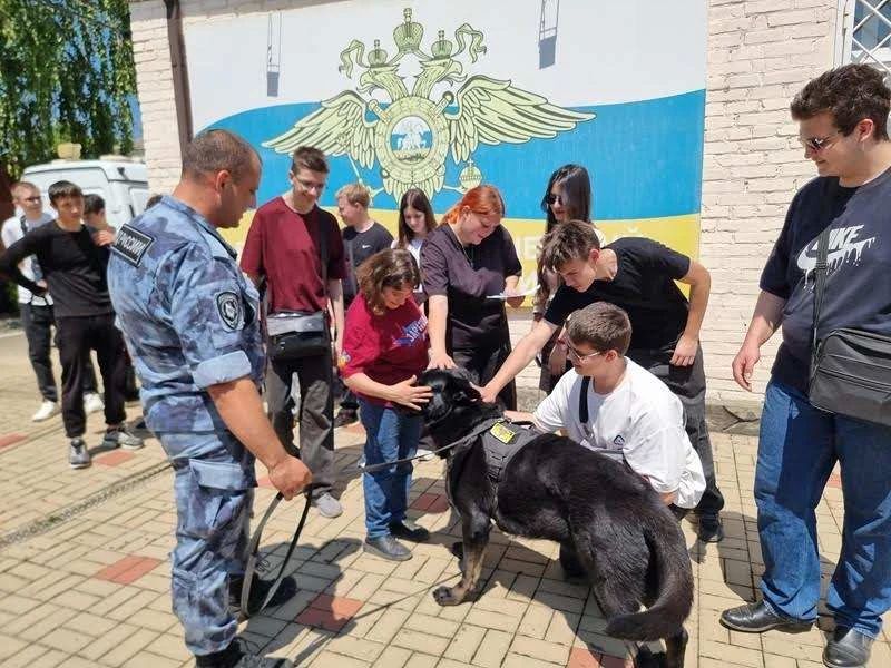 «Один день с полицией России» провели студенты на базе Белореченского ЛОП «Один день с полицией России» провели студенты на базе Белореченского ЛОП