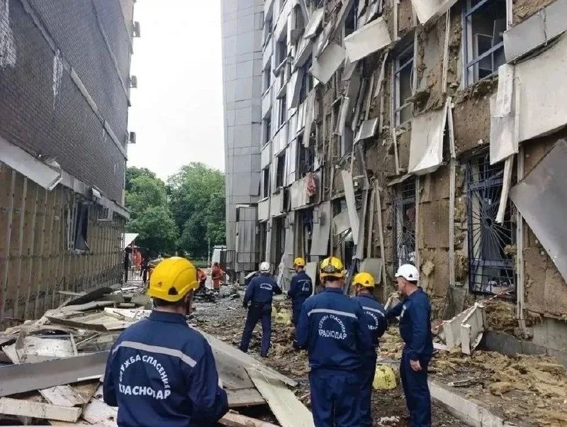 Краснодарские спасатели заделали 25 окон в поврежденном после атаки БПЛА здании, передает оперштаб Кубани