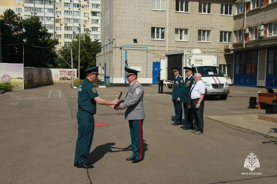 Ко Дню России: в Главном управлении МЧС Краснодарского края состоялось торжественное построение Ко Дню России: в Главном управлении МЧС Краснодарского края состоялось торжественное построение