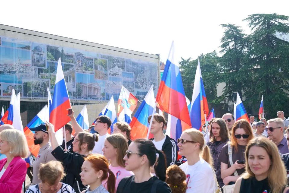 Глава Сочи Андрей Прошунин принял участие в торжественной церемонии поднятия флага Российской Федерации Глава Сочи Андрей Прошунин принял участие в торжественной церемонии поднятия флага Российской Федерации