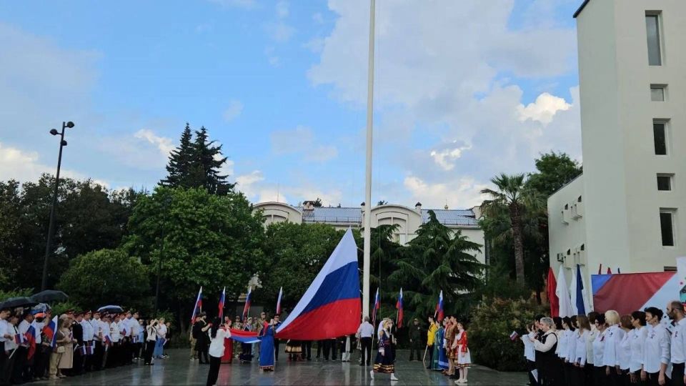 Символ нашего единства: во всех районах Сочи торжественно подняли Государственный флаг России! Символ нашего единства: во всех районах Сочи торжественно подняли Государственный флаг России!