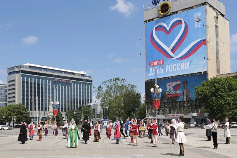 В Краснодаре на главной площади подняли пятнадцатиметровый флаг России в честь Дня страны