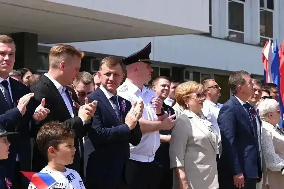 На Главной городской площади Краснодара подняли государственный флаг На Главной городской площади Краснодара подняли государственный флаг