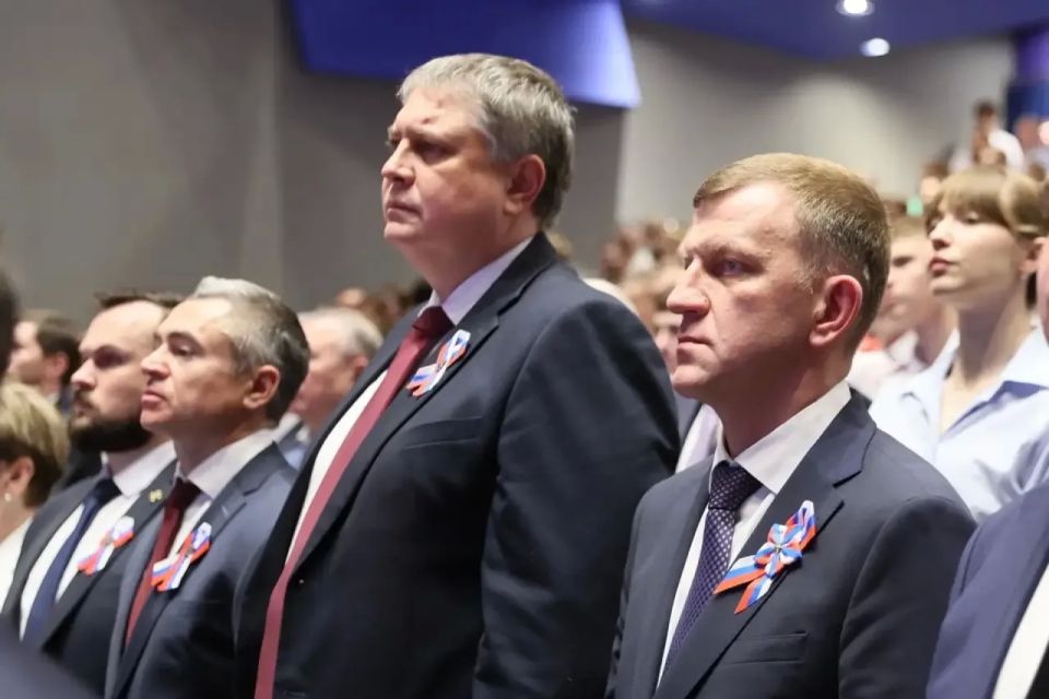 В Краснодаре на торжественном собрании, посвящённом Дню России, за трудовые успехи и добросовестную многолетнюю работу отметили выдающихся жителей Кубани В Краснодаре на торжественном собрании, посвящённом Дню России, за трудовые успехи и добросовестную многолетнюю работу отметили выдающихся жителей Кубани