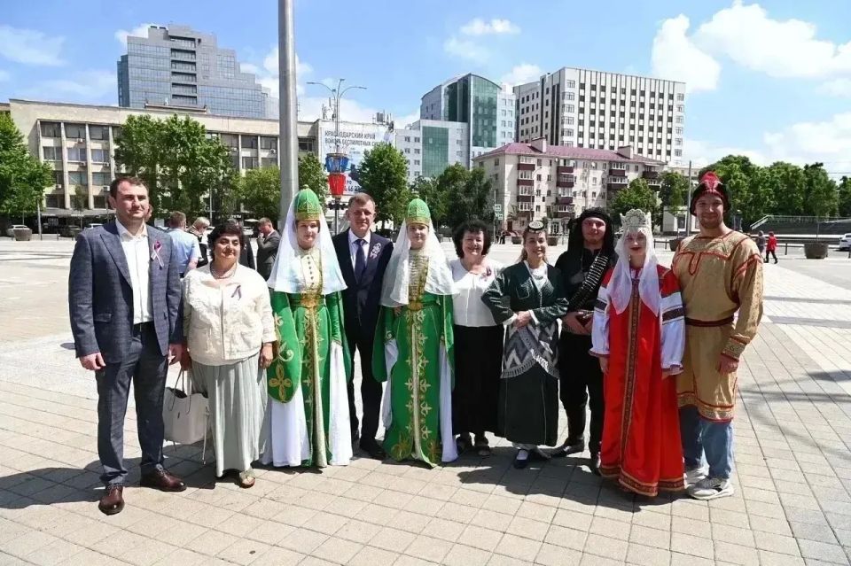 На Главной городской площади Краснодара подняли государственный флаг На Главной городской площади Краснодара подняли государственный флаг