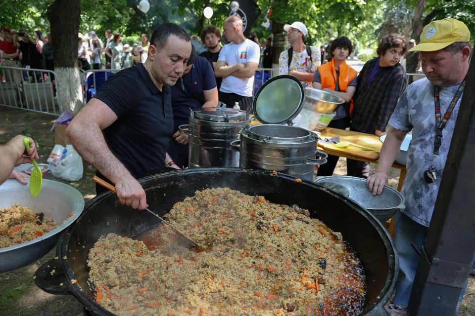 В АРМАВИРЕ ПРИГОТОВИЛИ БОЛЬШОЙ КАЗАН ПЛОВА И СОЛДАТСКУЮ КАШУ В АРМАВИРЕ ПРИГОТОВИЛИ БОЛЬШОЙ КАЗАН ПЛОВА И СОЛДАТСКУЮ КАШУ