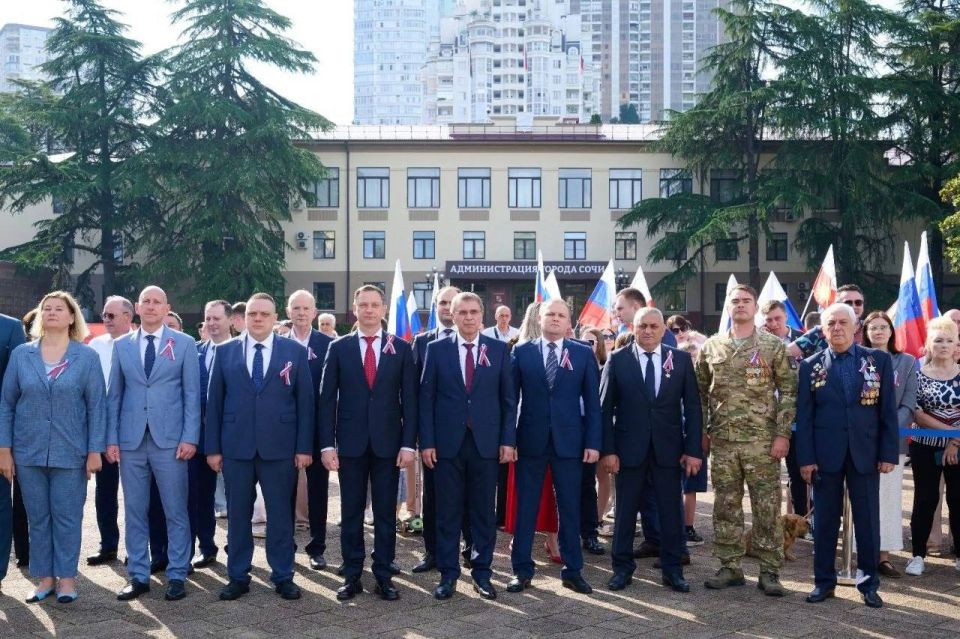 Символ нашего единства: во всех районах Сочи торжественно подняли Государственный флаг России! Символ нашего единства: во всех районах Сочи торжественно подняли Государственный флаг России!