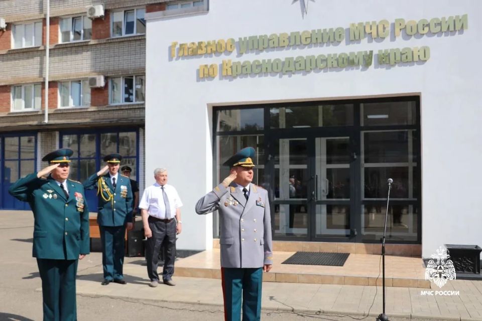 Ко Дню России: в Главном управлении МЧС Краснодарского края состоялось торжественное построение Ко Дню России: в Главном управлении МЧС Краснодарского края состоялось торжественное построение