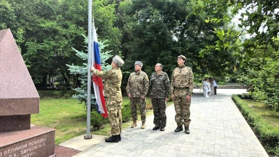 Символ нашего единства: во всех районах Сочи торжественно подняли Государственный флаг России! Символ нашего единства: во всех районах Сочи торжественно подняли Государственный флаг России!