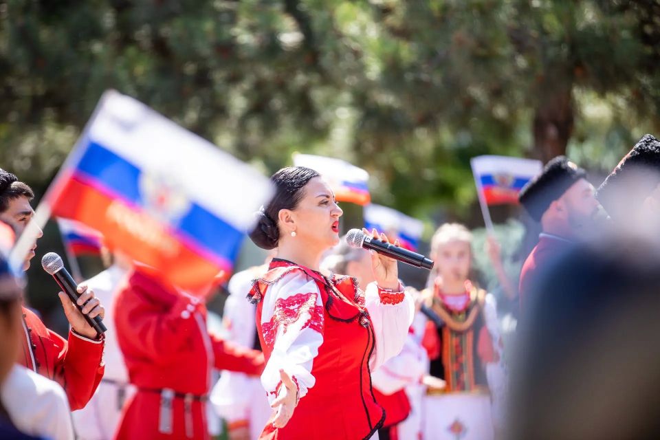 В День России в Анапе хором исполнили государственный гимн В День России в Анапе хором исполнили государственный гимн