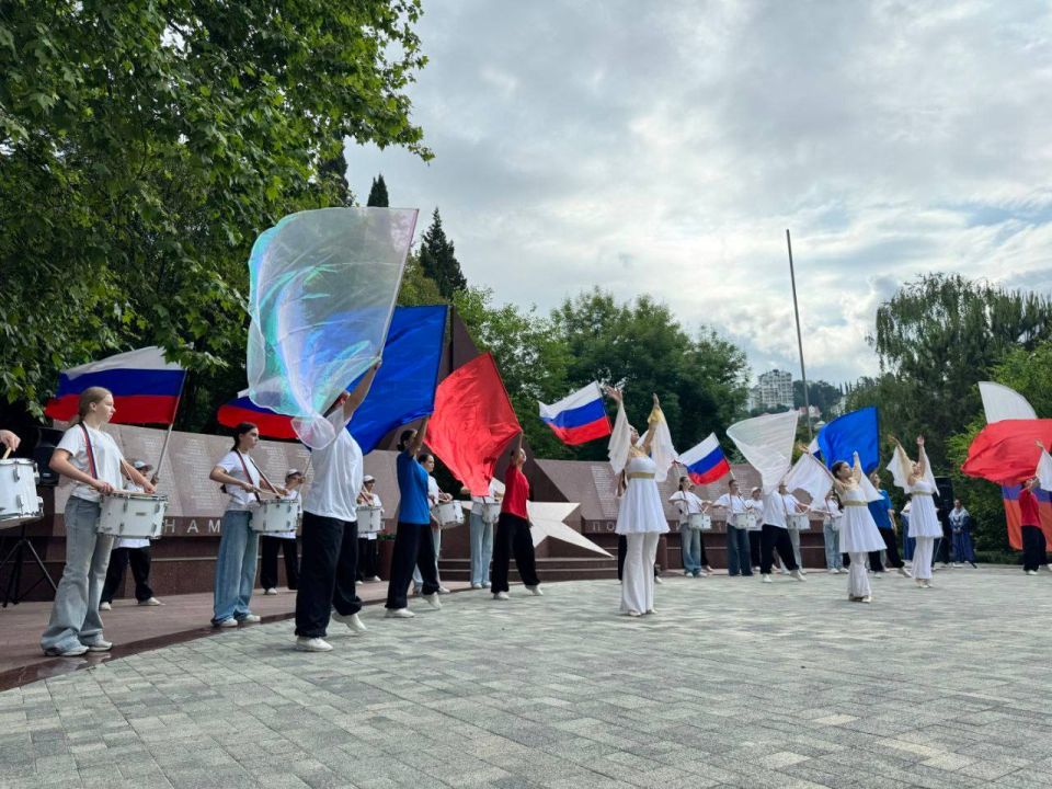 Символ нашего единства: во всех районах Сочи торжественно подняли Государственный флаг России! Символ нашего единства: во всех районах Сочи торжественно подняли Государственный флаг России!