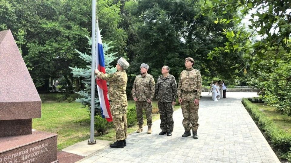 Глава Сочи Андрей Прошунин принял участие в торжественной церемонии поднятия флага Российской Федерации Глава Сочи Андрей Прошунин принял участие в торжественной церемонии поднятия флага Российской Федерации