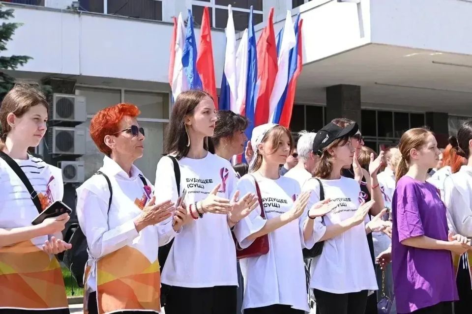 На Главной городской площади Краснодара подняли государственный флаг На Главной городской площади Краснодара подняли государственный флаг