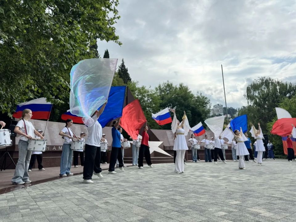 Глава Сочи Андрей Прошунин принял участие в торжественной церемонии поднятия флага Российской Федерации Глава Сочи Андрей Прошунин принял участие в торжественной церемонии поднятия флага Российской Федерации