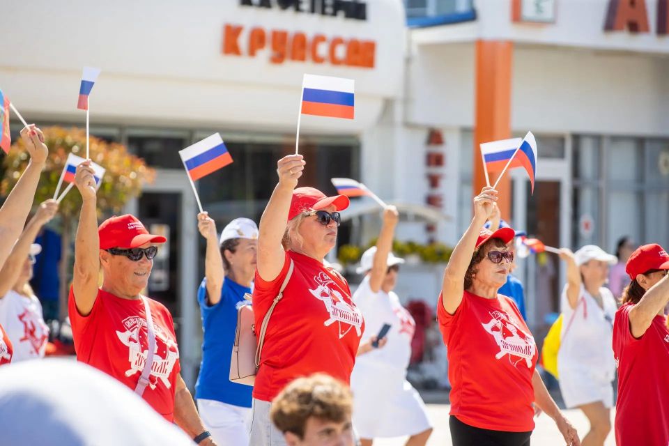 В День России на Театральной площади состоялась праздничная зарядка В День России на Театральной площади состоялась праздничная зарядка
