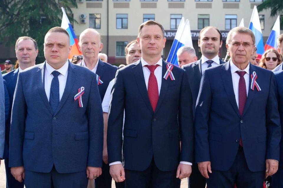 Символ нашего единства: во всех районах Сочи торжественно подняли Государственный флаг России! Символ нашего единства: во всех районах Сочи торжественно подняли Государственный флаг России!