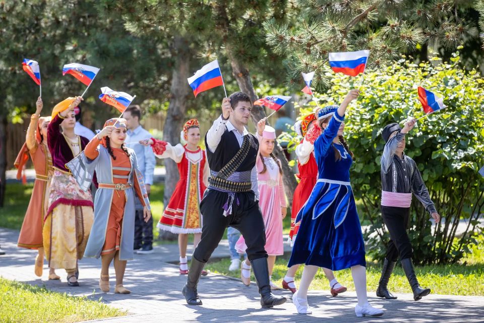 В День России в Анапе хором исполнили государственный гимн В День России в Анапе хором исполнили государственный гимн