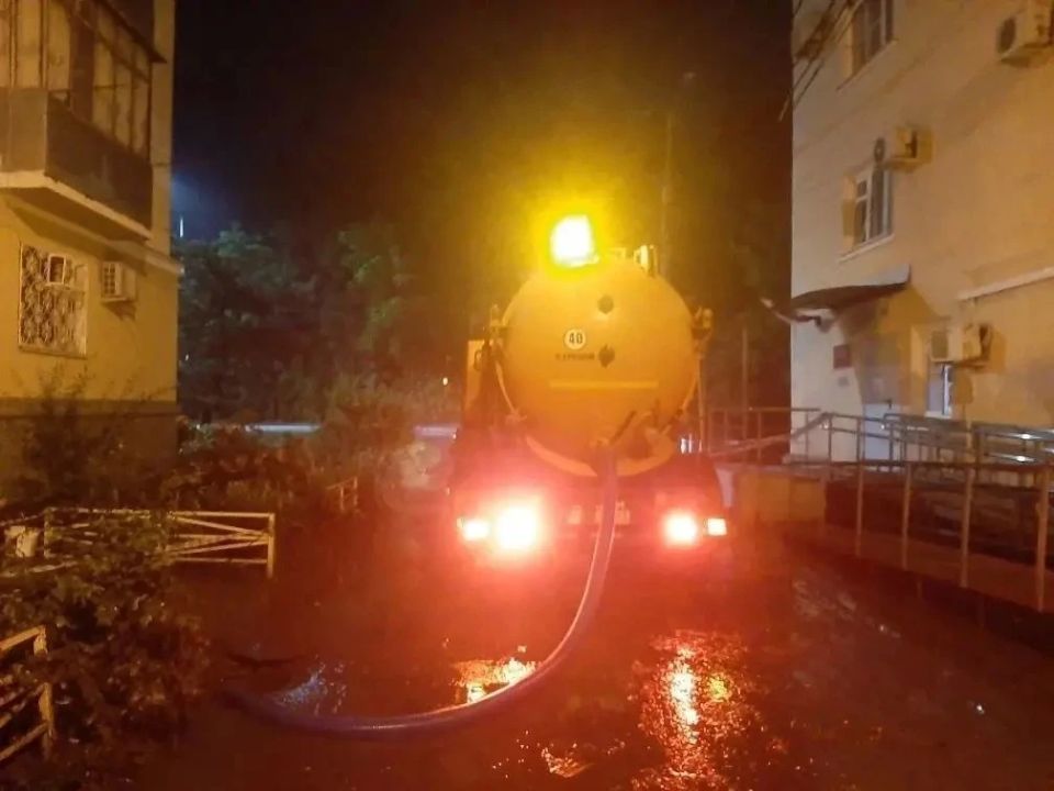 В Краснодаре продолжают устранять последствия ливня с градом В Краснодаре продолжают устранять последствия ливня с градом