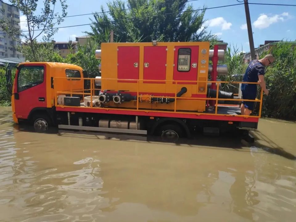 В Краснодаре продолжают устранять последствия ливня с градом В Краснодаре продолжают устранять последствия ливня с градом