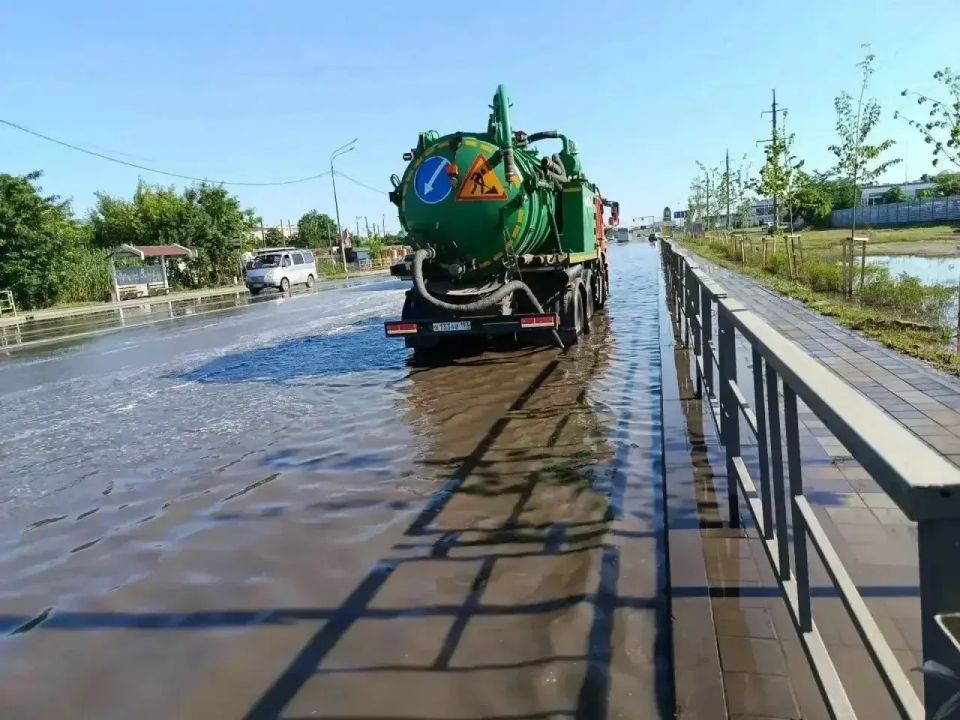 В Краснодаре продолжают устранять последствия ливня с градом