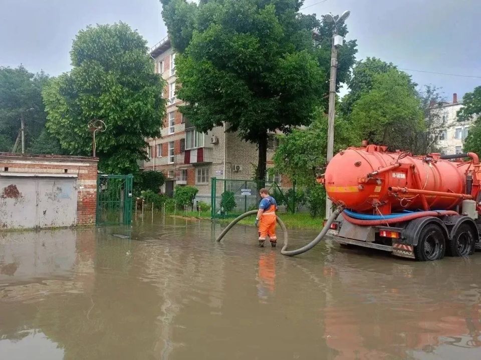 В Краснодаре продолжают устранять последствия ливня с градом В Краснодаре продолжают устранять последствия ливня с градом