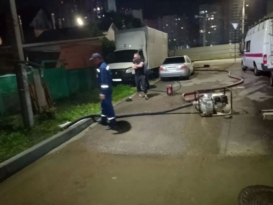 В Краснодаре продолжают устранять последствия ливня с градом В Краснодаре продолжают устранять последствия ливня с градом