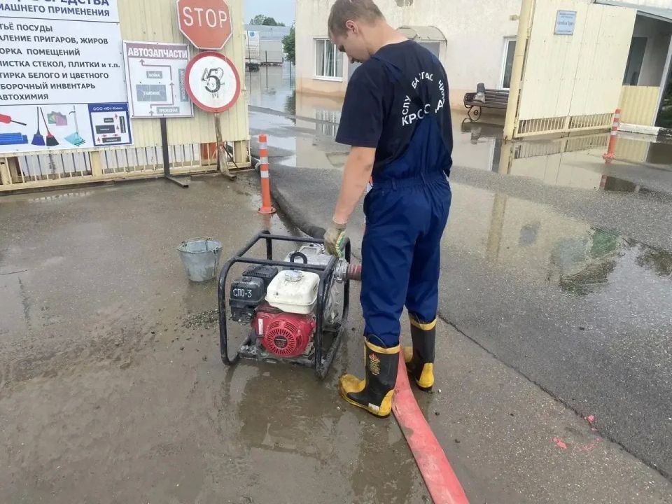 Горслужбы в круглосуточном режиме продолжают ликвидацию подтоплений в Краснодаре Горслужбы в круглосуточном режиме продолжают ликвидацию подтоплений в Краснодаре