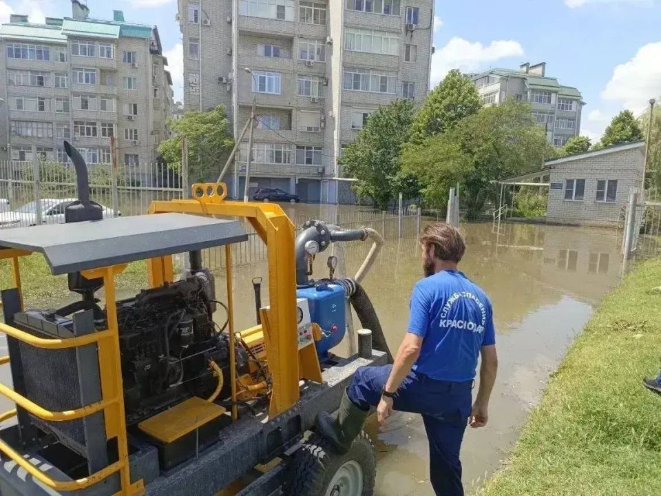 В Краснодаре откачали воду с Московской и Домбайской В Краснодаре откачали воду с Московской и Домбайской