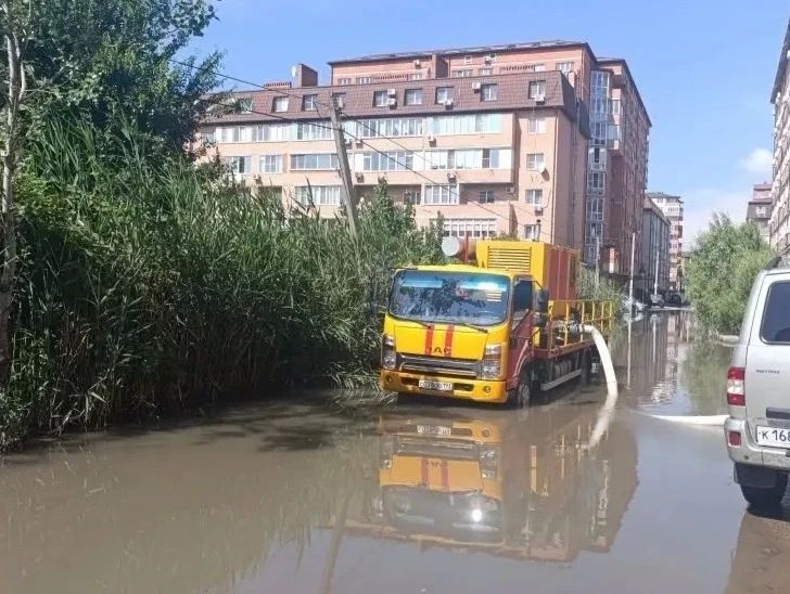 В Краснодаре откачали воду с улиц Московской и Домбайской В Краснодаре откачали воду с улиц Московской и Домбайской