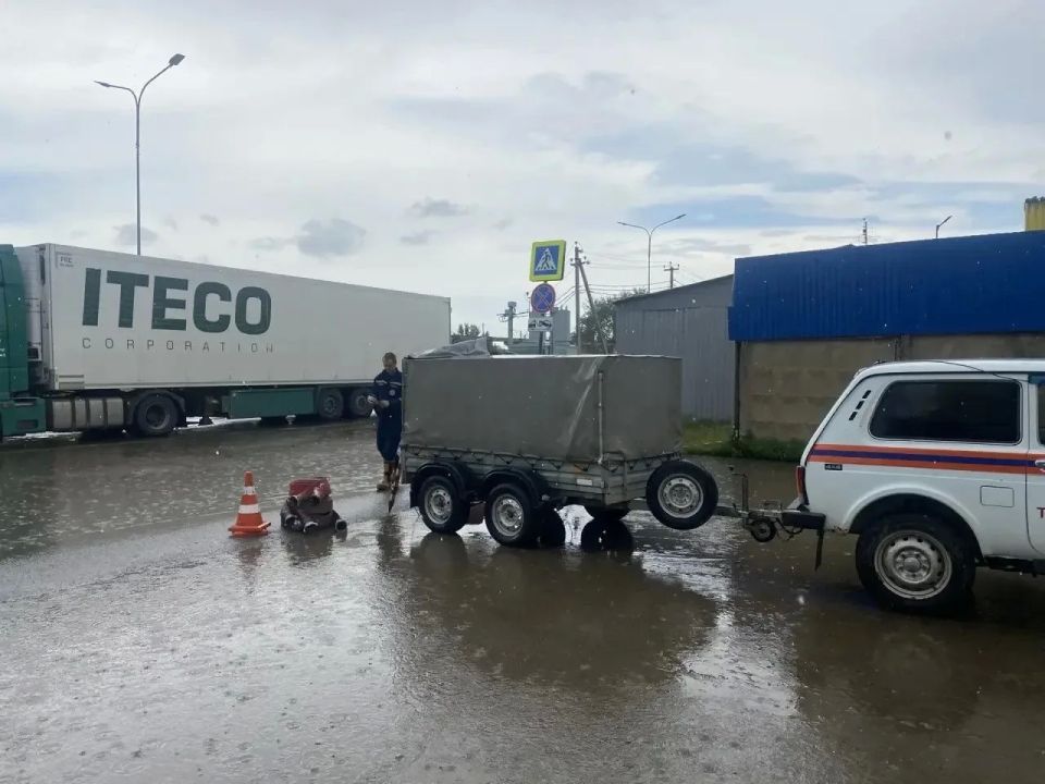 Горслужбы в круглосуточном режиме продолжают ликвидацию подтоплений в Краснодаре Горслужбы в круглосуточном режиме продолжают ликвидацию подтоплений в Краснодаре