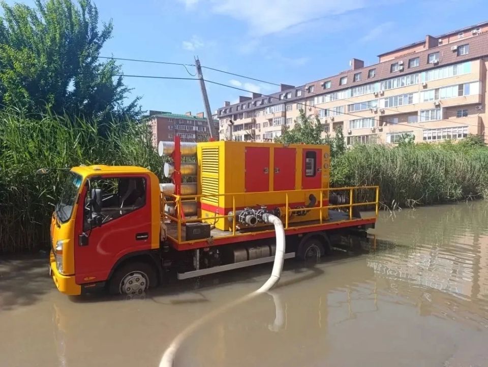 В Краснодаре откачали воду с улиц Московской и Домбайской В Краснодаре откачали воду с улиц Московской и Домбайской