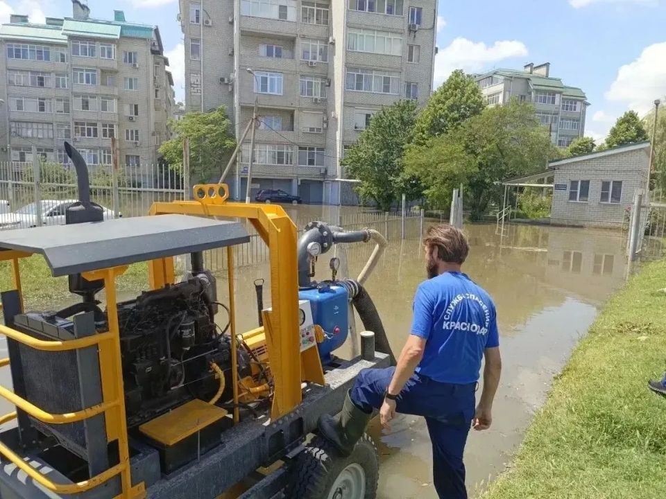 В Краснодаре откачали воду с улиц Московской и Домбайской В Краснодаре откачали воду с улиц Московской и Домбайской