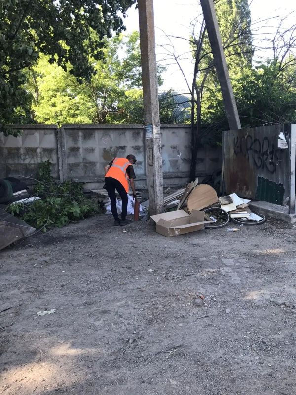 Сегодня с самого утра рабочие ООО «Экотранс» ведут работы по уборке приконтейнерных территорий, стихийных свалок, покосу травы по ул. Нижнесадовой, ул. Рабочей/9-й Береговой пер., ул. Рабочей, 109, ул. Рабочей/7-й Береговой... Сегодня с самого утра рабочие ООО «Экотранс» ведут работы по уборке приконтейнерных территорий, стихийных свалок, покосу травы по ул. Нижнесадовой, ул. Рабочей/9-й Береговой пер., ул. Рабочей, 109, ул. Рабочей/7-й Береговой...