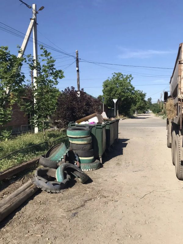 Сегодня с самого утра рабочие ООО «Экотранс» ведут работы по уборке приконтейнерных территорий, стихийных свалок, покосу травы по ул. Нижнесадовой, ул. Рабочей/9-й Береговой пер., ул. Рабочей, 109, ул. Рабочей/7-й Береговой... Сегодня с самого утра рабочие ООО «Экотранс» ведут работы по уборке приконтейнерных территорий, стихийных свалок, покосу травы по ул. Нижнесадовой, ул. Рабочей/9-й Береговой пер., ул. Рабочей, 109, ул. Рабочей/7-й Береговой...