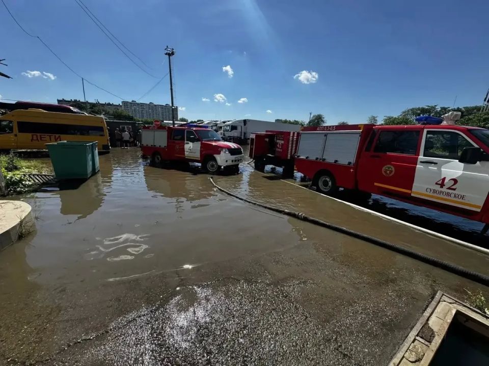 За три дня краснодарские спасатели отработали более 400 заявок на откачку воды после залповых ливней За три дня краснодарские спасатели отработали более 400 заявок на откачку воды после залповых ливней