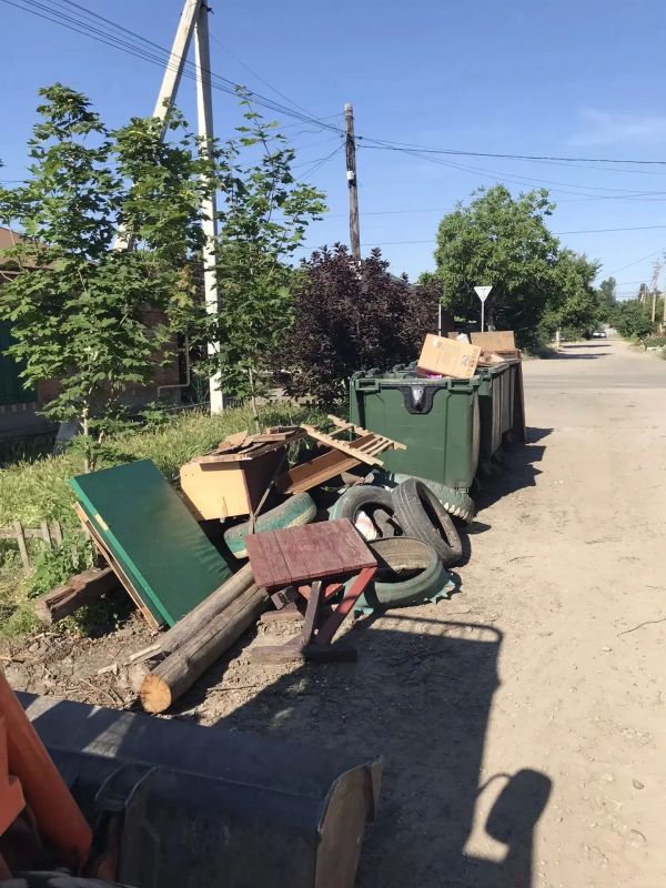 Сегодня с самого утра рабочие ООО «Экотранс» ведут работы по уборке приконтейнерных территорий, стихийных свалок, покосу травы по ул. Нижнесадовой, ул. Рабочей/9-й Береговой пер., ул. Рабочей, 109, ул. Рабочей/7-й Береговой... Сегодня с самого утра рабочие ООО «Экотранс» ведут работы по уборке приконтейнерных территорий, стихийных свалок, покосу травы по ул. Нижнесадовой, ул. Рабочей/9-й Береговой пер., ул. Рабочей, 109, ул. Рабочей/7-й Береговой...