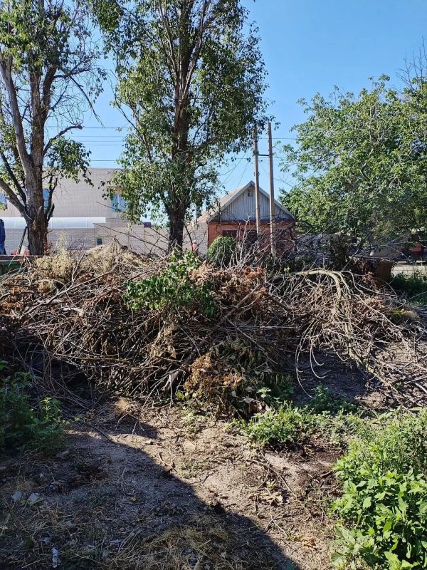 Сегодня с самого утра рабочие ООО «Экотранс» ведут работы по уборке приконтейнерных территорий, стихийных свалок, покосу травы по ул. Нижнесадовой, ул. Рабочей/9-й Береговой пер., ул. Рабочей, 109, ул. Рабочей/7-й Береговой... Сегодня с самого утра рабочие ООО «Экотранс» ведут работы по уборке приконтейнерных территорий, стихийных свалок, покосу травы по ул. Нижнесадовой, ул. Рабочей/9-й Береговой пер., ул. Рабочей, 109, ул. Рабочей/7-й Береговой...