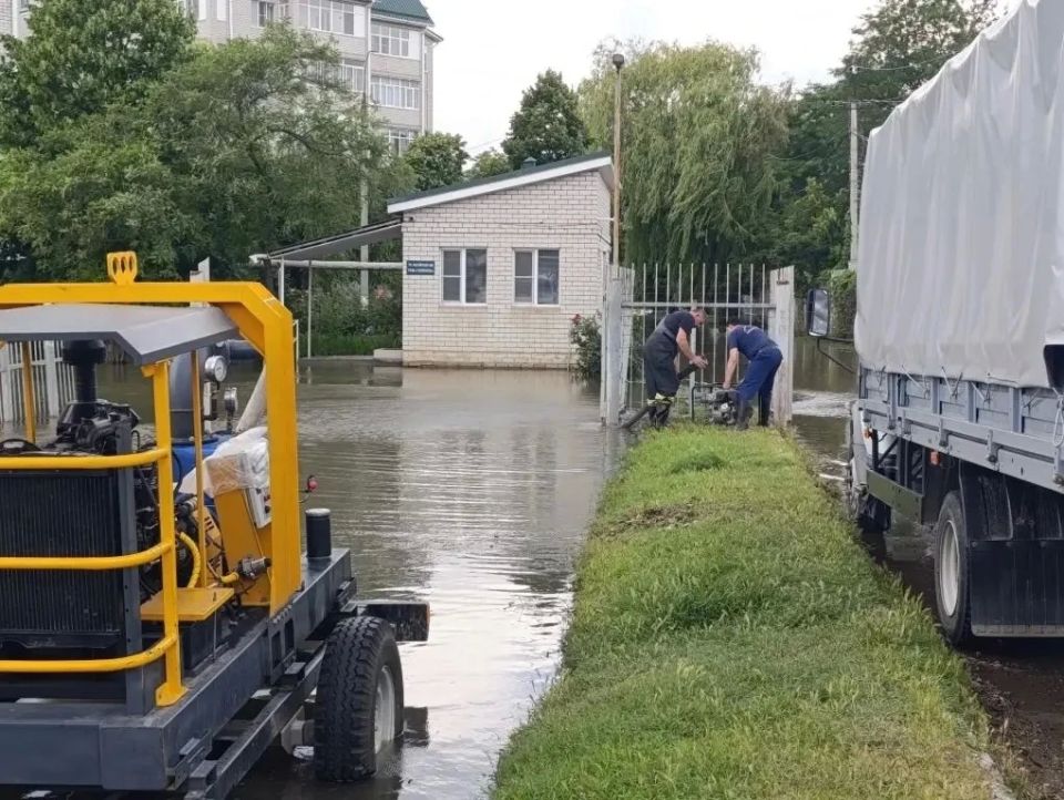 За три дня краснодарские спасатели отработали более 400 заявок на откачку воды после залповых ливней За три дня краснодарские спасатели отработали более 400 заявок на откачку воды после залповых ливней