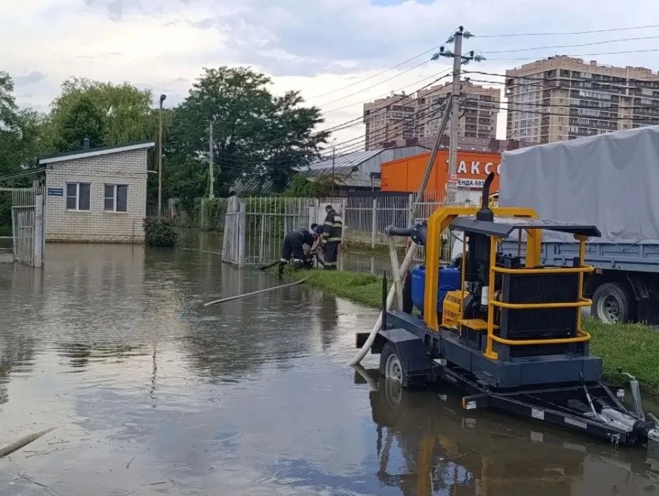 За три дня краснодарские спасатели отработали более 400 заявок на откачку воды после залповых ливней За три дня краснодарские спасатели отработали более 400 заявок на откачку воды после залповых ливней