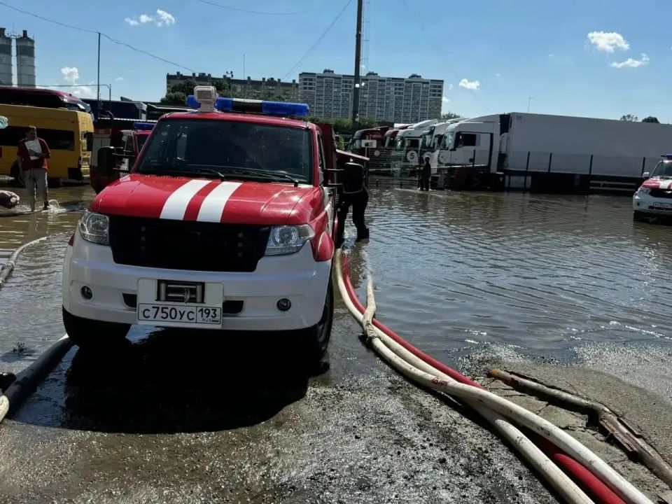 За три дня краснодарские спасатели отработали более 400 заявок на откачку воды после залповых ливней За три дня краснодарские спасатели отработали более 400 заявок на откачку воды после залповых ливней