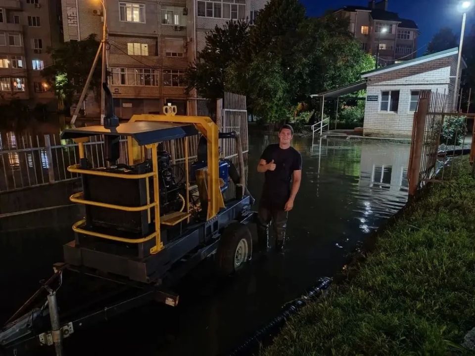 За три дня краснодарские спасатели отработали более 400 заявок на откачку воды после залповых ливней За три дня краснодарские спасатели отработали более 400 заявок на откачку воды после залповых ливней